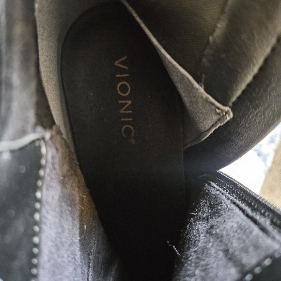 Vionic block heel ankle boots. Size 10 - Picture 10 of 10